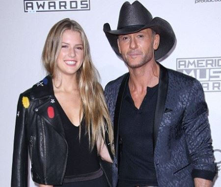 Maggie Elizabeth McGraw with his father Tim McGraw in an event.